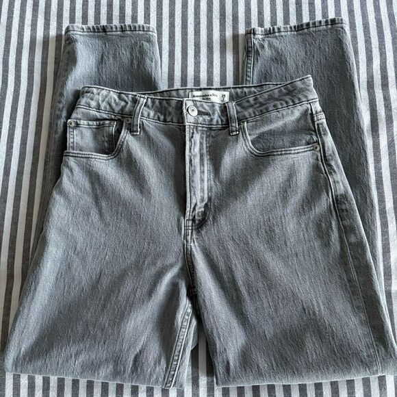 Abercrombie & Fitch Curve Love High Rise Mom Jean Gray Size 2/26 - Picture 1 of 8